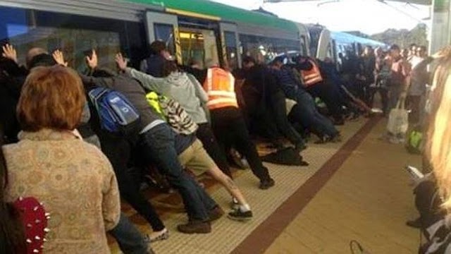Video Kaki Penumpang Tersepit Dicelah Platform Stesen Komuter Berjaya Dilepaskan dengan Bantuan  Orang Ramai 