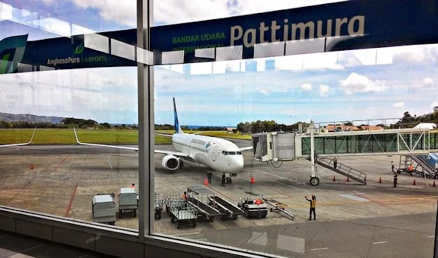 pesawat garuda indosia di bandara pattimura