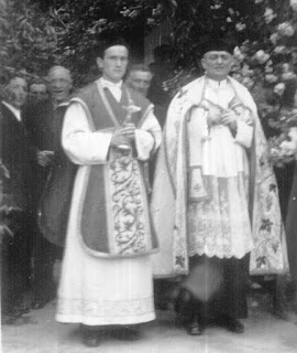 Háger Sándor Cserjés Józseffel, első szentmiséjén, 1952-ben. Mögöttük Létray Ferdinánd kántor