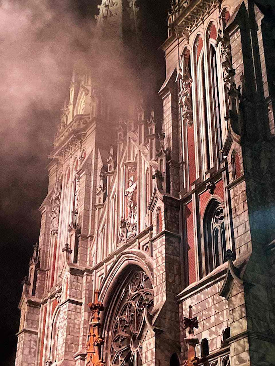 Catedral Católica Romana de São Nicolau em Kiev pegando fogo