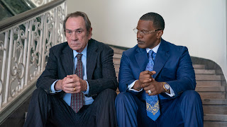 Tommy Lee Jones as Jeremiah O’Keefe and Jamie Foxx as Willie Gary in The Burial.
