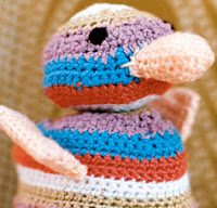 http://translate.googleusercontent.com/translate_c?depth=1&hl=es&rurl=translate.google.es&sl=en&tl=es&u=http://www.canadianliving.com/crafts/crochet/cute_crocheted_duck.php&usg=ALkJrhhbseHc-zyxFha5brlO54jSTzWfRg