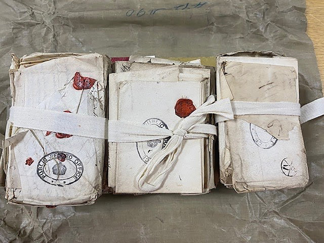 Οι δέσμες των επιστολών που ανακάλυψε ο Ρενώ Μορέ στα Εθνικά Αρχεία της Βρετανίας