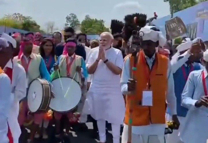 PM Minister Narendra gets rousing traditional welcome by tribals in India (Video)