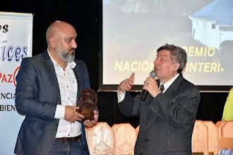 Alejandro Olmos fue reconocido por su amplia experiencia en los medios de comunicación con el Premio Raíces