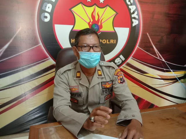 MERAUKE, LELEMUKU.COM – Kasubag Humas Polres Merauke AKP Ariffin, S.Sos bersama Ka SPKT Aiptu Binto Wellem, S.Sos beserta personel berhasil mengamankan seorang warga di Jln. Binaloka, Kelurahan Samkai, Kabupaten Merauke, Provinsi Papua pada Kamis (26/11/2020). Kasubag Humas mengatakan bahwa berdasarkan lapopran masyarakat melalui telepon, ada seorang warga yang dipengaruhi Miras sedang melakukan aksi pemalangan jalan dengan senjata tajam dan meminta sejumlah uang kepada warga yang akan melintasi jalan tersebut. “Mendengar laporan tersebut dengan quick respon SPKT Polres Merauke langsung mendatangi TKP dan dilakukannya pengejaran dan menangkap pelaku hingga di pertigaan jalan Binaloka dan kelurahan Samkai,” ungkapnya. Lanjut Ariffin, tersangka KB telah diamankan di Mapolres Merauke bersama barang bukti sebilah parang. Selanjutnya ia akan diberikan pembinaan dan membuat surat pernyataan agar tidak akan mengulangi perbuatannya kembali. Kasubbag Humas Polres Merauke menghimbau kepada seluruh warga Merauke, dalam rangka menciptakan situasi yang aman dan kondusif diharapkan warga jangan mengkonsumsi miras illegal hingga mabuk dan melakukan suatu tindak pidana. Polisi akan tindak tegas, berilah informasi suatu tindak pidana dan penjual miras illegal.