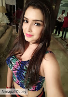 amrapali dubey photo, sexy 2 piece mein bhojpuri bombshell taking selfie