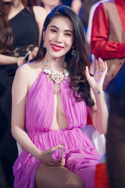 Tối 6/9, Thủy Tiên có mặt tại Hà Nội để tham gia một sự kiện. Cô chọn bộ váy cắt khoét táo bạo, khoe vòng một và đôi chân. 