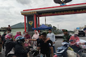 Anggota TNI Brifif 8/GC Bagikan Takjil  Buka Puasa Pada Masyarakat