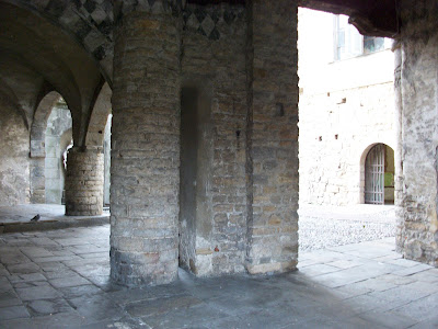 Espacio bajo arcadas en piedra, Bergamo medieval