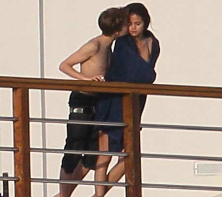 justin bieber selena gomez kissing on beach. justin bieber and selena gomez