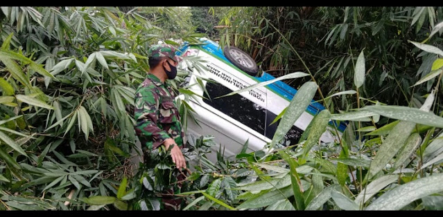 Mobil (PPA) Perlindungan Perempuan dan Anak Jatuh ke Sungai Babinsa 05 Permata Bantu Evakuasi