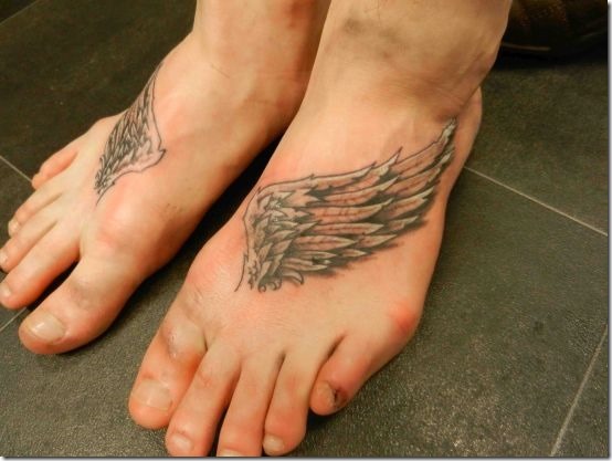 les_ailes_de_lange_de_tatouage_sur_les_pieds