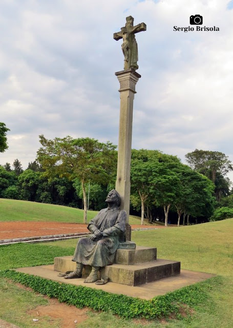 Vista ampla da Escultura O Peregrino - Parque da Juventude - Carandiru - São Paulo