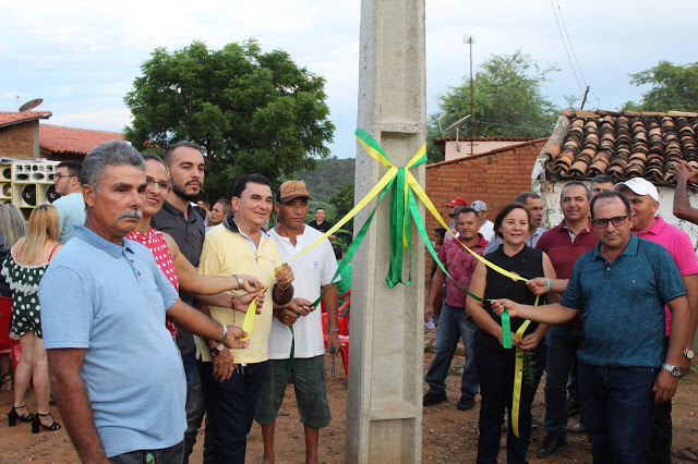 Prefeita inaugura poste de energia em cidade do PI e vira piada na web