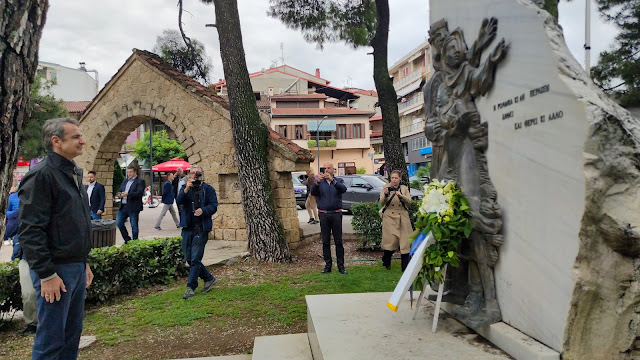 Νάουσα: ο Κ. Μητσοτάκης κατέθεσε στεφάνι στο Μνημείο προς τιμήν των θυμάτων του Ποντιακού Ελληνισμού