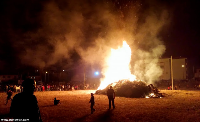 Hoguera de San Juan en un pueblo gallego