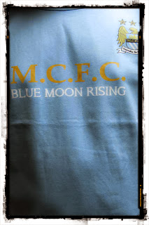 kaos bola man city blue moon rising