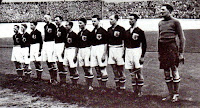 SELECCIÓN DE HOLANDA - Temporada 1930-31 - Paauwe, Van der Heijden, Van Nellen, Lagendaal, Anderiesen, Law Adam, Van Heel, Dolf Van Kol, Wim Tap, Van Run y Van der Meulen - HOLANDA 1 (Wim Tap) ALEMANIA 1 (Karl Schlösser) - 26/04/1931 - Partido amistoso - Ámsterdam, Holanda, Oude Stadion