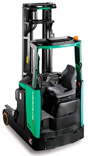 Xe nâng reach truck tầm cao kho hẹp