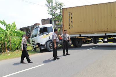 Kontainer Ambles  Sebabkan Kemacetan Polsek Pajangan Bantu 