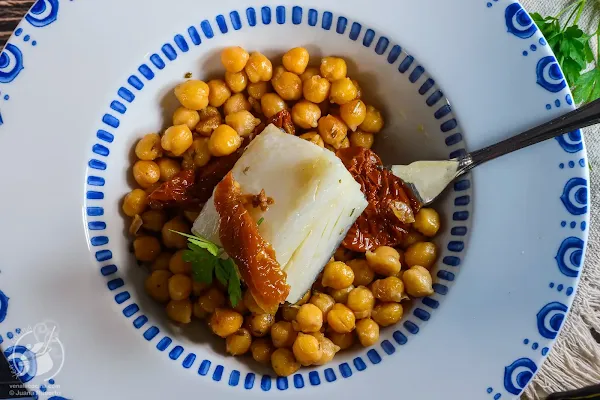 Bacalao a baja temperatura sobre cama de garbanzos y tomate seco