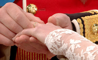 Prince William has problem putting ring on Kates finger