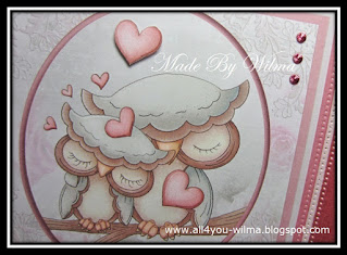 De 2 verliefde uiltjes omringd door hartjes. The 2 owls in love surrounded by hearts.