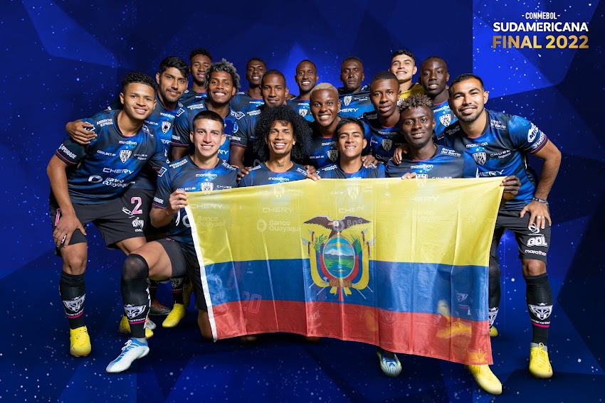 IDV posaron con la bandera tricolor, previo a la Final de la Copa Sudamericana