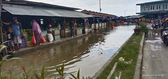 Pasar Tanjung Wagom Fakfak  terendam air,jumat kemarin