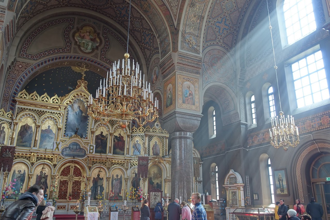 朝日が差し込む ウスペンスキー寺院 Uspenskin Katedraali で美しいクーポラを堪能 ヘルシンキ旅行