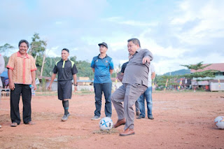 Wakil Bupati Sekadau membuka turnamen sepak bola mini Tembiar Cup di Dusun Tembiar, Desa Tapang Tingang, Kecamatan Nanga Taman, Kabupaten Sekadau, Kalimantan Barat. (Madah Sekadau/Borneotribun)