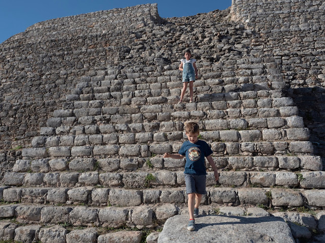 Niños descendiendo de una pirámide maya en Izamal