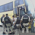 Cruz das Almas: Ônibus vai parar na delegacia após motorista e passageiros sofrerem ameaças de 03 homens embreagados