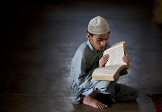Berniukas skaito koraną