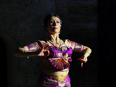 Marialuisa Sales NAPOLI, TEATRO INSTABILE  "Bharatanatyam e l'espressione femminile del sacro" a cura Vidyā Arti e Culture dell'Asia │ Danza:  Marialuisa Sales domenica 25 marzo 2012, ore 18.30 Performance di danza indiana e viaggio tra mito e simbologia del corpo  Maria Luisa Sales Bharata Natyam NAPOLI, TEATRO INSTABILE  "Bharatanatyam e l'espressione femminile del sacro" a cura Vidyā Arti e Culture dell'Asia │ Danza:  Marialuisa Sales domenica 25 marzo 2012, ore 18.30 Performance di danza indiana e viaggio tra mito e simbologia del corpo         Danzatrice: Marialuisa Sales; Interpretazione teatrale dei brani: Anna Trocchia; Selezione e adattamento testi: Serena Autiero; Organizzazione e Ufficio Stampa: Eliana Ciampi; Montaggio audio-video: Antonio Sommella. Nelle religioni indiane la danza è al tempo stesso attività divina e offerta dell’uomo alla divinità. Arte nativa dell’India meridionale, il Bharatanatyam è a metà strada tra arte drammatica e danza. Dopo il grande successo romano della performance al MAXXI, Vidyā- Arti e Culture dell’Asia si avvale nuovamente di una delle maggiori esperte di questa disciplina, Marialuisa Sales, per un viaggio multimediale alla scoperta della donna nel mito indiano.