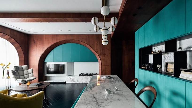 Arcos de madera y acentos de color turquesa destacan en todo el interior de este apartamento