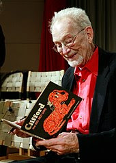 O autor Norman Bridwell lendo o próprio livro do Clifford.