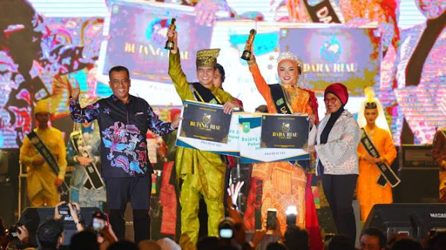 Singgih Arya Bintang  dari Rokan Hulu dan Welika Maurenza Prista dari Pekanbaru Dinobatkan sebagai Bujang Dara Riau 2023