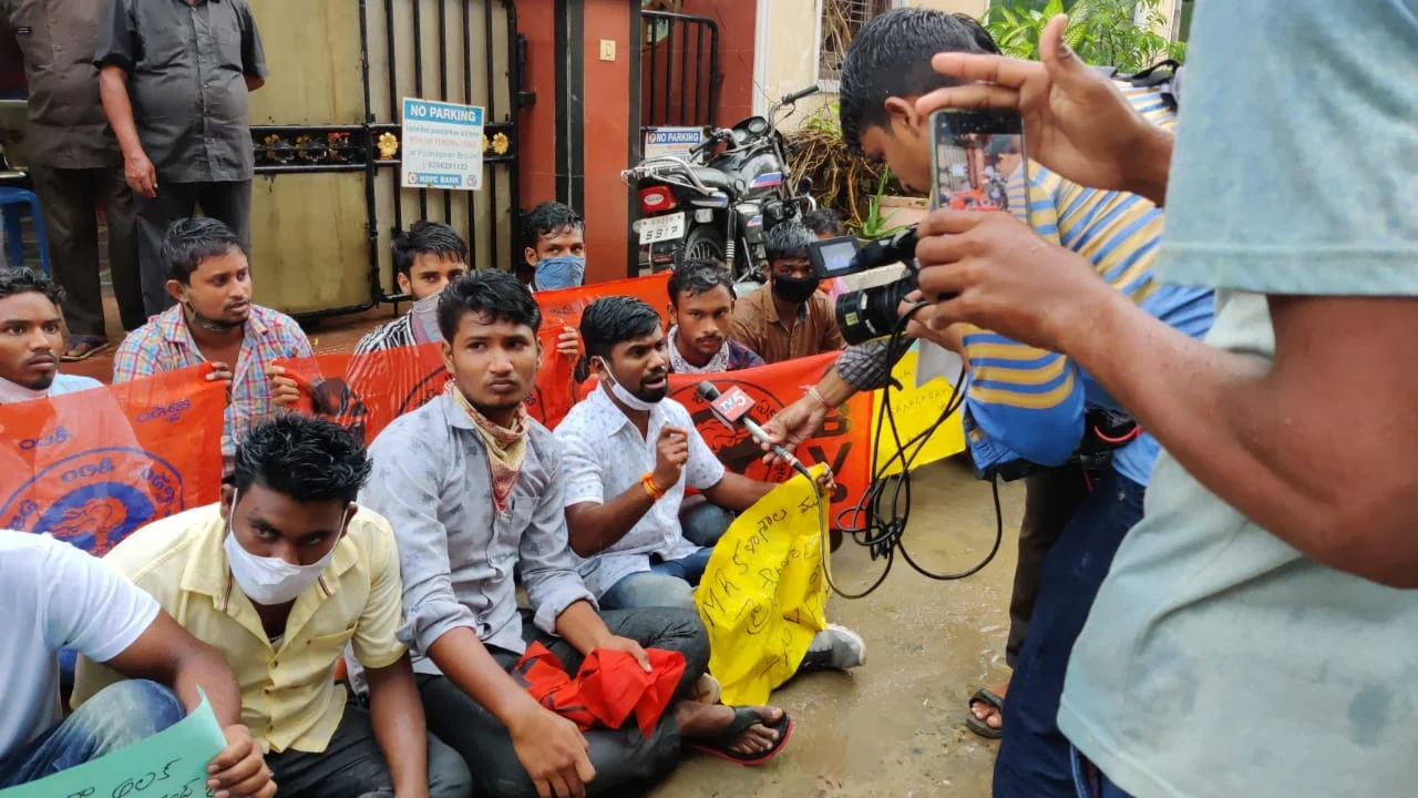 మంత్రి బొత్స సత్యనారాయణ ఇంటిని ముట్టడించిన ABVP