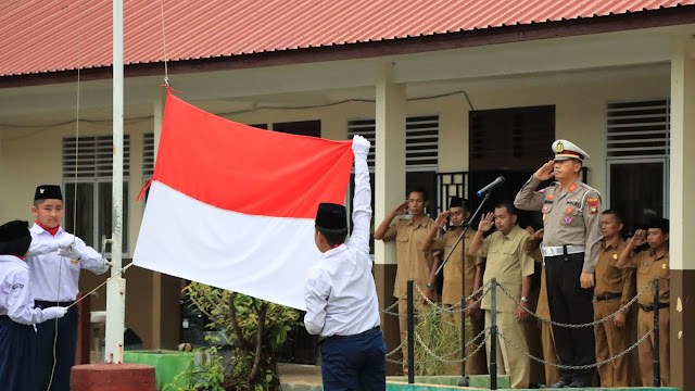 Pimpin Upacara Bendera, Kasatlantas Polres Lingga Berikan Edukasi Tentang Tertib Lalu Lintas kepada Pelajar