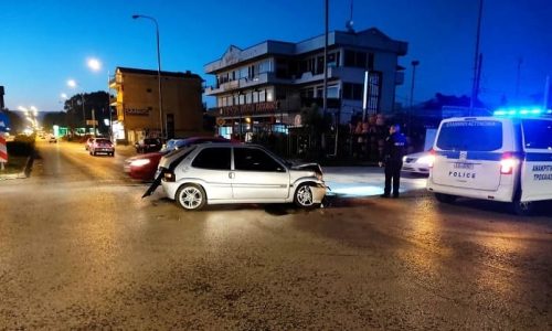 Τροχαίο ατύχημα σημειώθηκε λίγο πριν τις επτά το πρωί στη Λεωφόρο Δωδώνης, στο ύψος της διασταύρωσης με τη Λεωφόρο Νιάρχου.