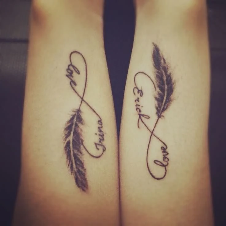 Vemos un tatuaje en pareja  de pluma con el nombre de la pareja