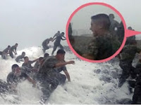 Tragis, Setelah Tertawa Lepas, Para Tentara di Foto ini Alami Petaka Mengerikan