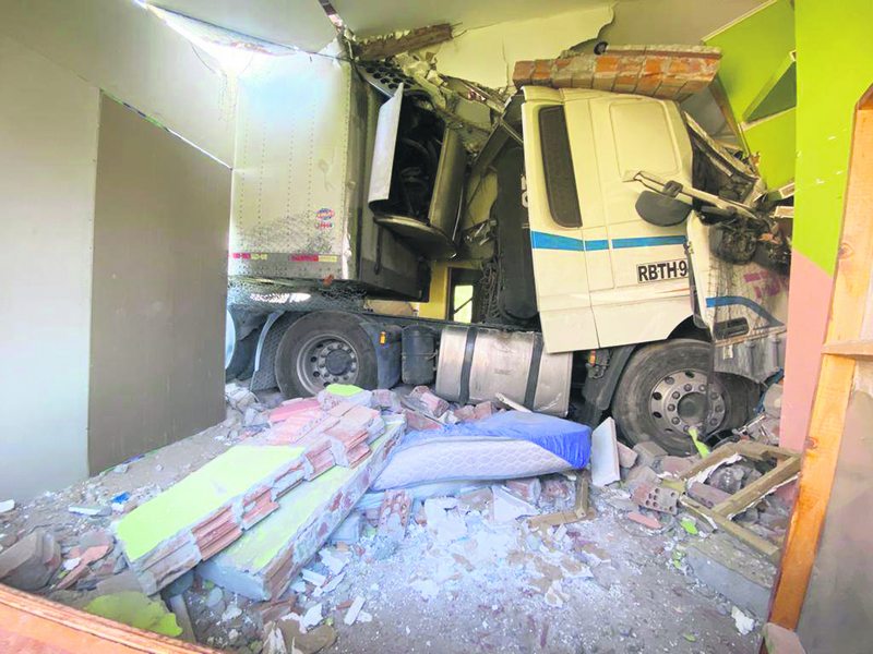 El caso del camión que lleva 35 días metido dentro de una casa en Arica