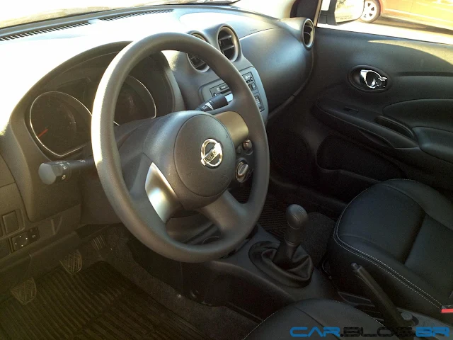 Nissan Versa SL 1.6 2013 - interior - por dentro