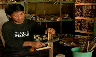 Angklung adalah salah satu alat musik tradisional yang dikenal berasal dari tanah Pasundan atau Jawa Barat. Namun disebuah dusun bernama Situ Wanayasa di Purwakarta, Asep, namanya, serius menekuni usaha memproduksi angklung.