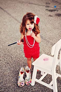 Foto Gambar Bayi Pakai Sepatu High Heels Kebesaran 13