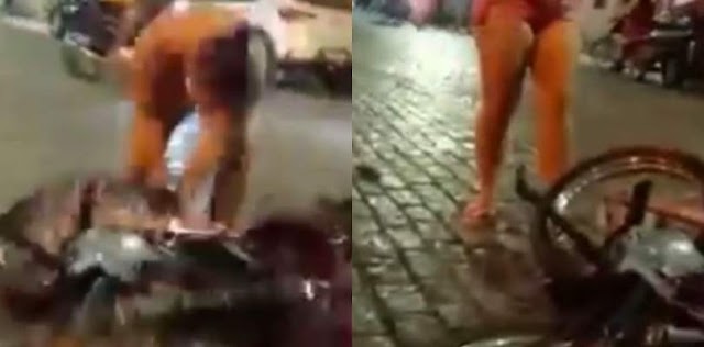 Vídeo: Mulher destrói motocicleta do marido após flagrar homem com suposta amante travesti