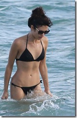 Olga-Kurylenko-Wearing-Sexy-Black-Bikini-At-The-Beach-In-Miami-14